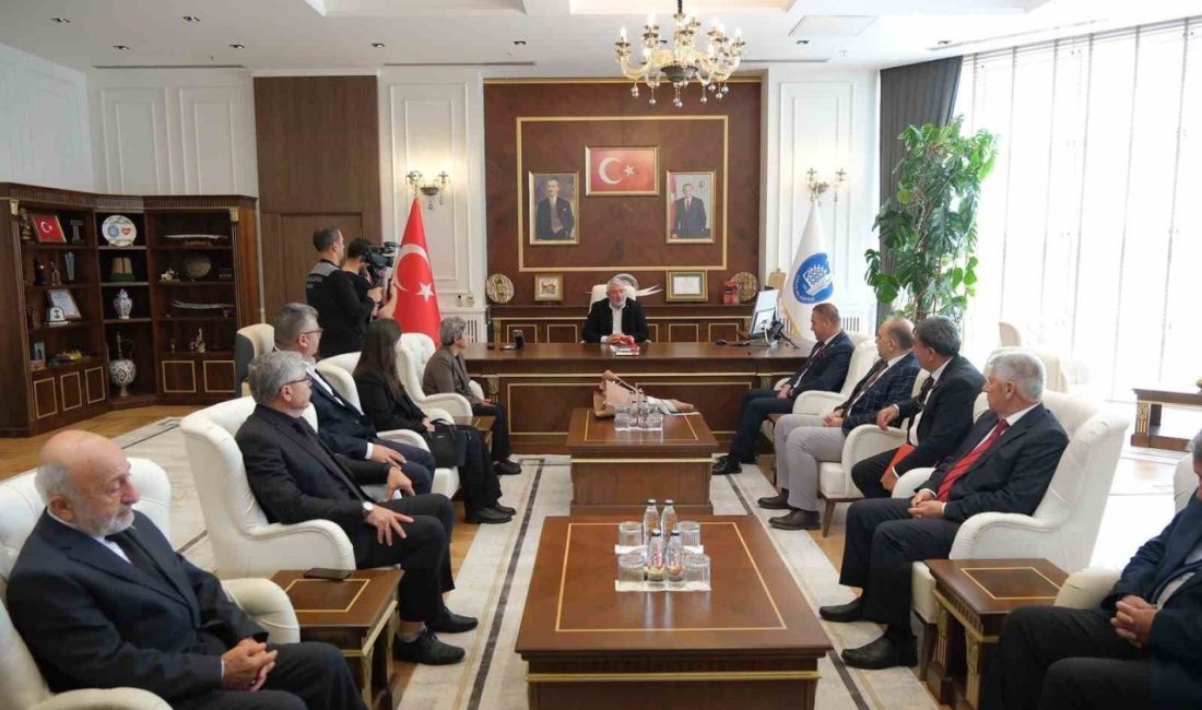Çorum Belediye Başkanı Dr. Halil İbrahim Aşgın, makamında ağırladığı muhtarların