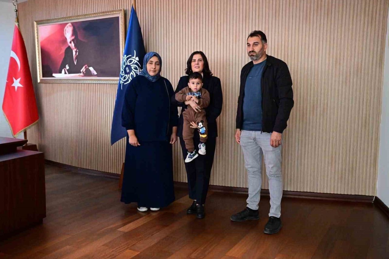 Aydın Büyükşehir Belediye Başkanı Özlem Çerçioğlu, DMD kas hastası minik