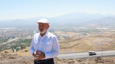 Kocasinan Belediye Başkanı Ahmet Çolakbayrakdar, şehrin panoramik manzarasına hakim konumuyla