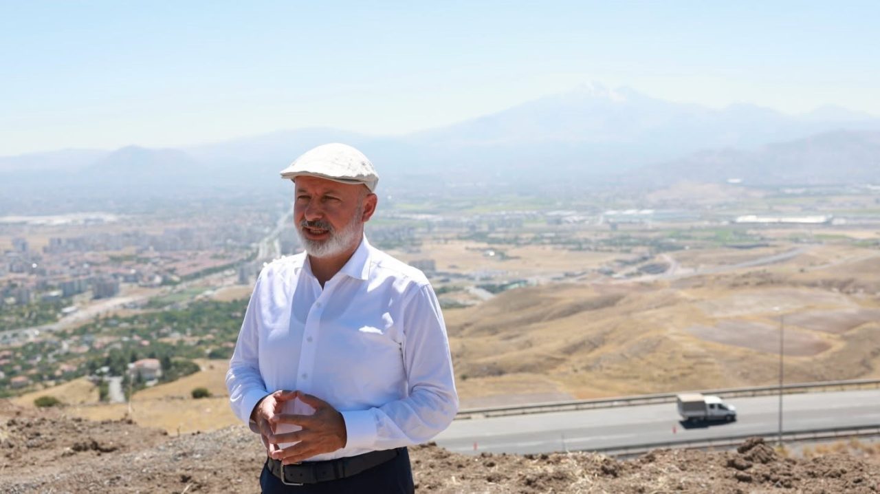 Kocasinan Belediye Başkanı Ahmet Çolakbayrakdar, şehrin panoramik manzarasına hakim konumuyla