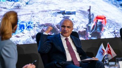 Büyükşehir Belediye Başkanı Sami Er, düzenlenen ’Türkiye Yüzyılında Marka Şehirler’