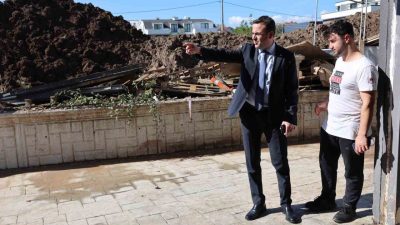 Başiskele’de selden zarar gören esnafı ziyaret eden Belediye Başkanı Yasin