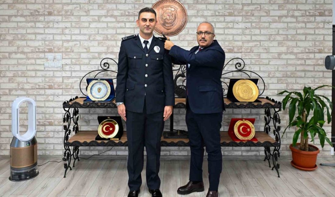 Bolu’da Başkomiserlikten Emniyet Amirliği rütbesine terfi eden polislerin yeni rütbeleri,
