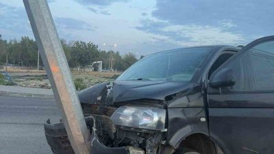 Batman’da kontrolden çıkan hafif ticari aracın aydınlatma direğine çarpması sonucu
