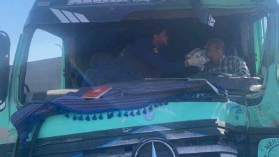 Batman’da kamyon ile tırın çarpışması sonucu araç içerisinde sıkışan tır