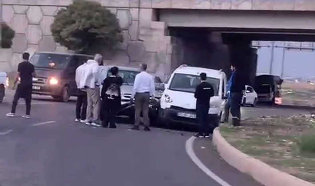 Batman’da Kuyubaşı Mahallesi Köprülü Kavşakta üç aracın karıştığı zincirleme trafik