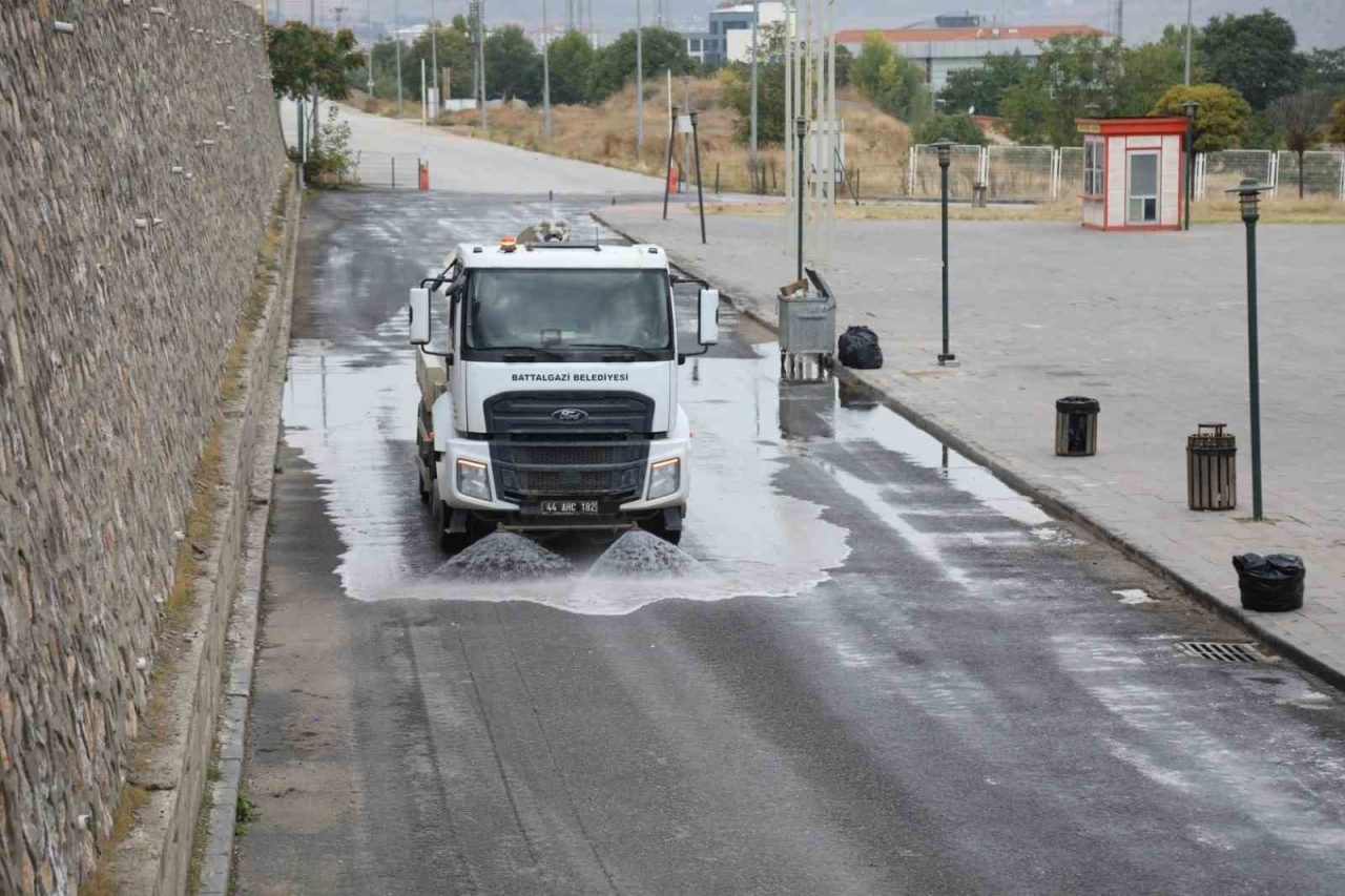 Battalgazi Belediyesi Temizlik İşleri Müdürlüğü ekipleri, merkez ve kırsal mahallelerde