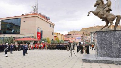 Cumhuriyetin kuruluşunun 103’üncü yıl dönümü dolayısıyla Bayburt’ta düzenlenen kutlama programı,