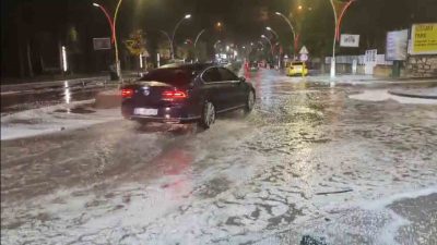 Bayburt’ta etkili olan dolu ve sağanağın ardından Cumhuriyet Caddesi başta