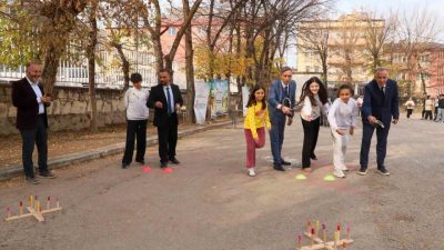 Bayburt’ta, ’Maarifin Kalbinde Oyun’ etkinlikleri kapsamında 4 okulda öğrenciler geleneksel