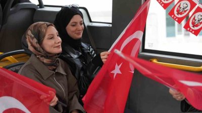 Düzce Belediyesi 29 Ekim Cumhuriyet Bayramı dolayısıyla gerçekleştirdiği sürprizle, yolculara