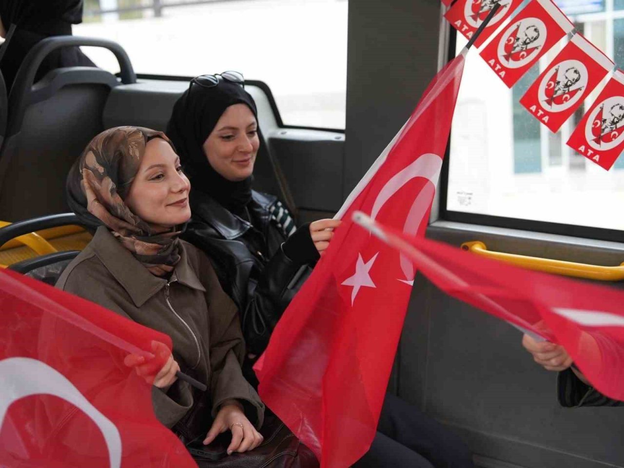 Düzce Belediyesi 29 Ekim Cumhuriyet Bayramı dolayısıyla gerçekleştirdiği sürprizle, yolculara
