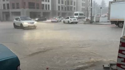Adıyaman’ın Besni ilçesinde etkili olan sağanak yağış nedeniyle cadde ve