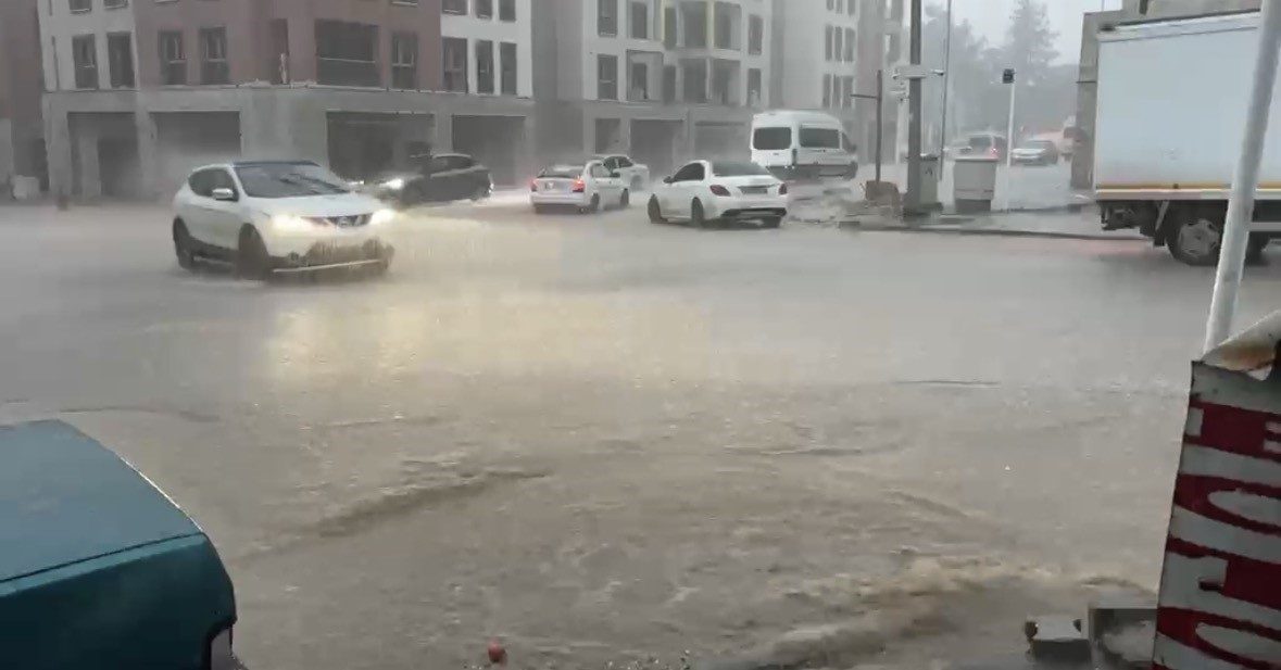 Adıyaman’ın Besni ilçesinde etkili olan sağanak yağış nedeniyle cadde ve
