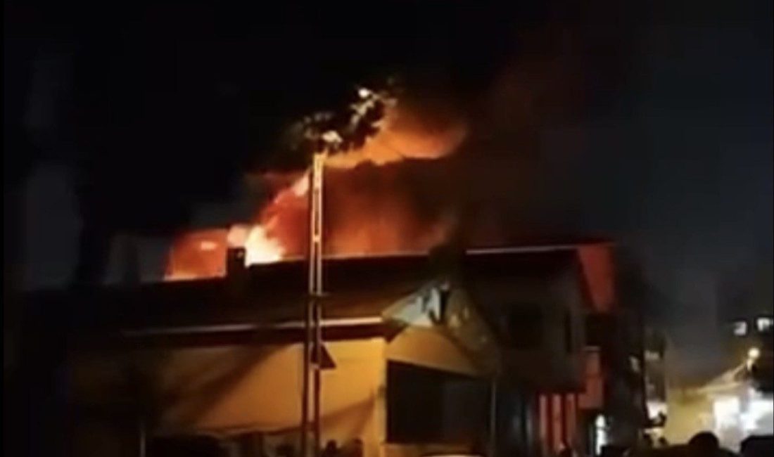 Beykoz’da bir kulübede çıkan yangın bitişiğinde bulunan 2 binaya sıçradı.