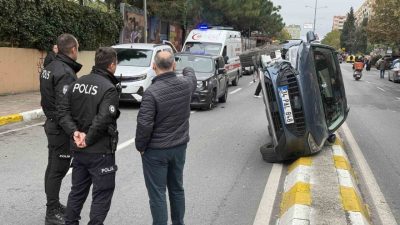 Beylikdüzü’nde cadde üzerinde iki aracın çarpışması sonucu bir araç yan