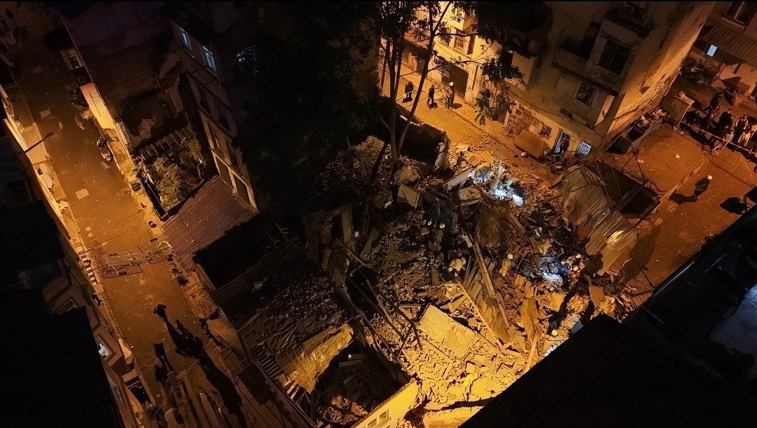 Beyoğlu’nda 5 katlı bina çöktü. Çöken bina yanındaki diğer binaya