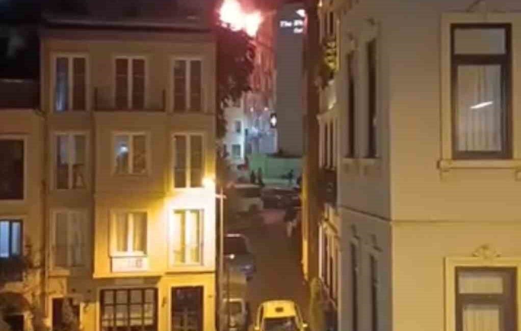 Beyoğlu Taksim’de 6 katlı binanın çatı katında çıkan yangın korkuttu.