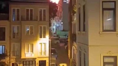 Beyoğlu Taksim’de 6 katlı binanın çatı katında çıkan yangın korkuttu.