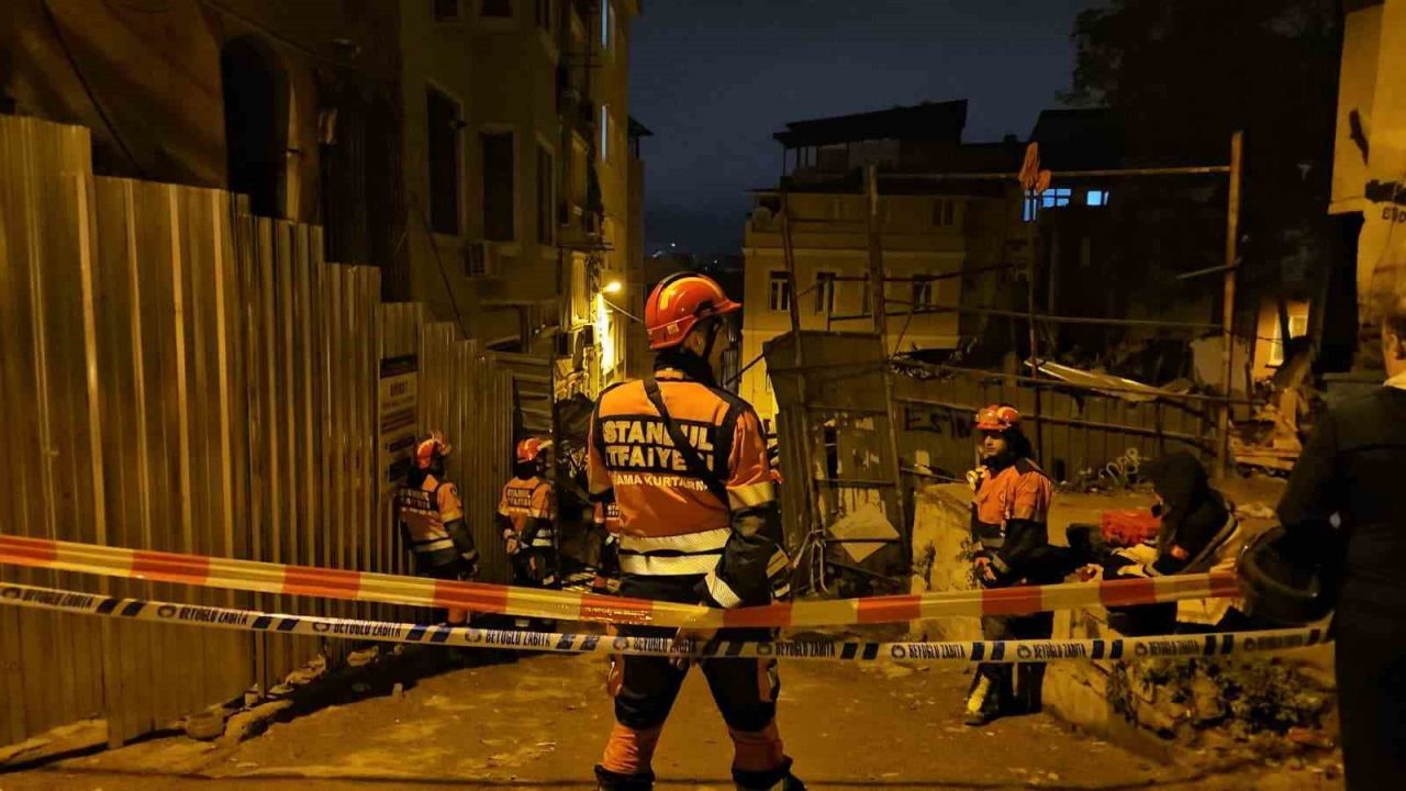 Beyoğlu’nda gece saatlerinde çöken ve yanındaki binaya da zarar veren