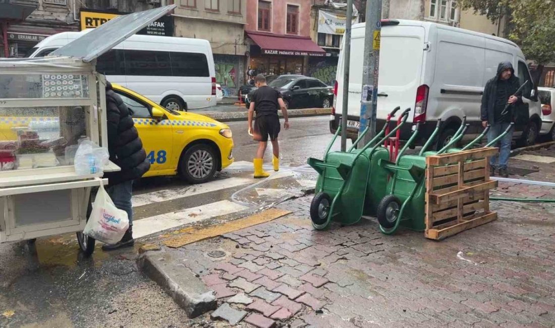 İstanbul Beyoğlu’nda etkili olan sağanak yağış nedeniyle su baskınları yaşandı.