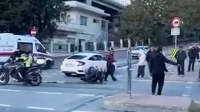 İstanbul Beyoğlu’nda otomobil ile motosikletin çarpıştığı kazada 1 kişi yaralandı.