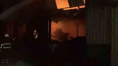 Çanakkale’nin Biga ilçesinde sanayide hurda dükkanında çıkan yangın itfaiye ekiplerinin