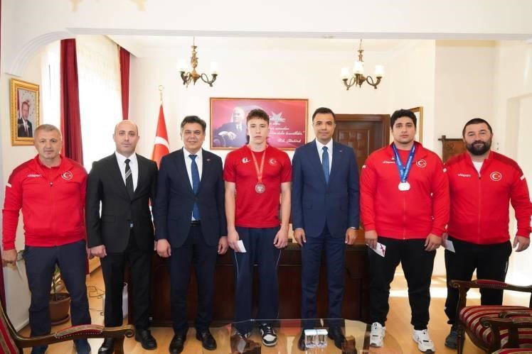 Bilecik’in Söğüt ilçesinde Kuraş Avrupa Şampiyonu Mikail Zaloğlu ve Mas