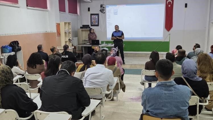 Bilecik İl Emniyet Müdürlüğü tarafından 47 veliye güvenlik eğitimi verildi.