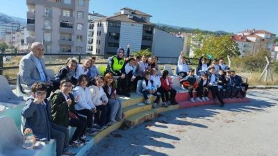 Bilecik’te ilkokul öğrencilerine uygulamalı trafik eğitimi verildi. Bilecik İl Emniyet