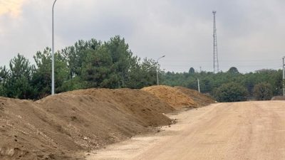 Bilecik’te bir yolun kenarına kamyon kamyon dökülen kumlar tehlike saçıyor.