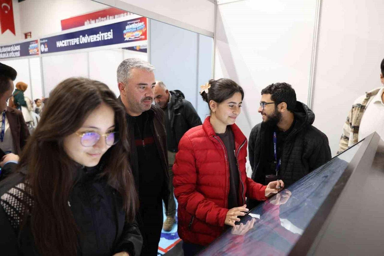 Pursaklar Belediyesi tarafından düzenlenen 3.Pursaklar Bilim Şenliği, çocukları ve gençleri