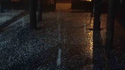 Meteorolojinin kuvvetli yağış uyarısında bulunduğu Bingöl’de dolu etkili olurken, gökyüzünde