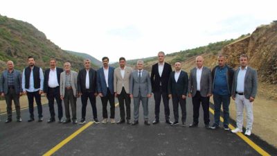 Bingöl’de Yukarı Çavuşlar köyünün 7,5 kilometrelik yolu sıcak asfaltla yenilendi.