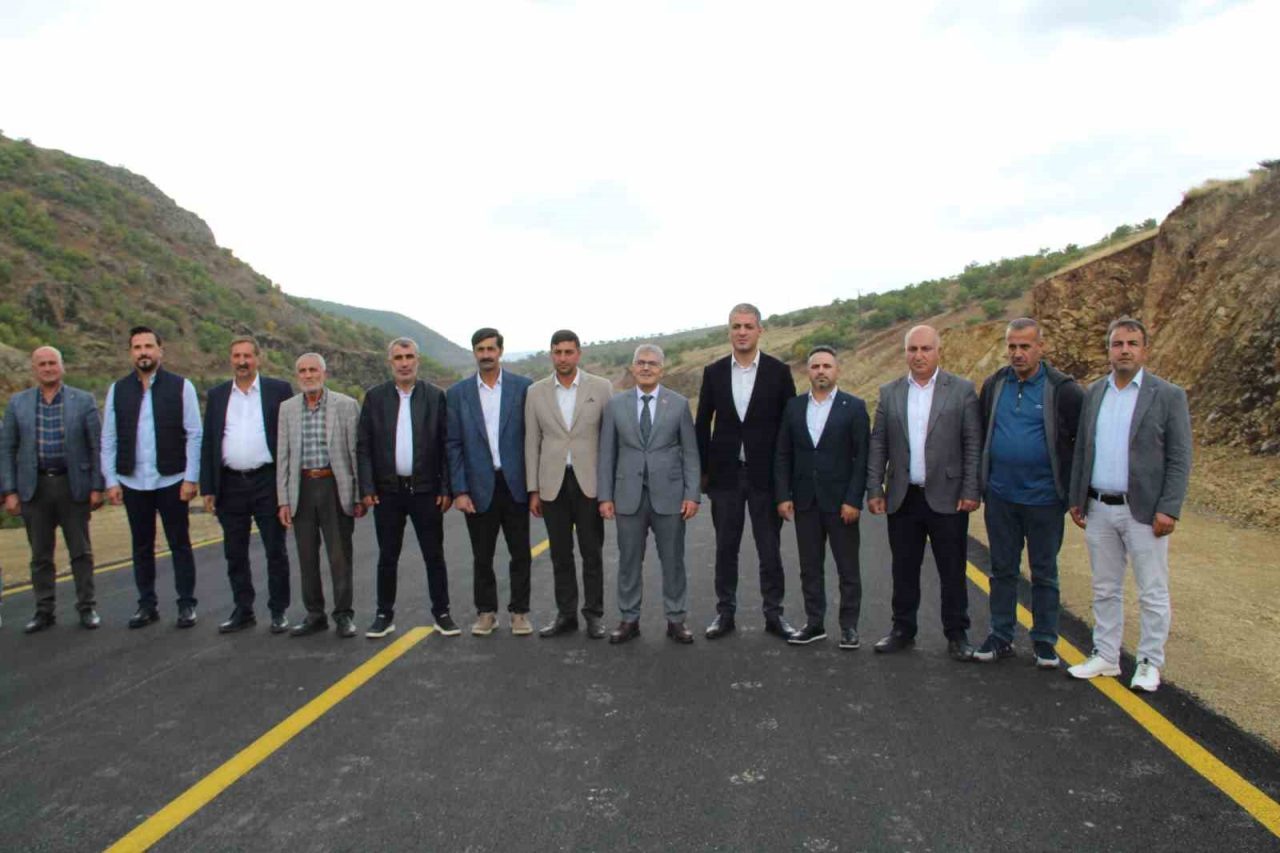 Bingöl’de Yukarı Çavuşlar köyünün 7,5 kilometrelik yolu sıcak asfaltla yenilendi.