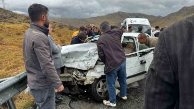 Bitlis’te iki otomobilin çarpışması sonucu 5 kişi yaralandı. Alınan bilgilere