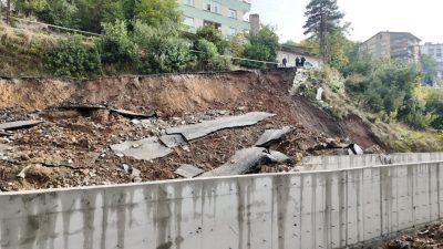 Bitlis’te etkili olan aşırı yağış nedeniyle yolda çökmeler meydana gelirken,