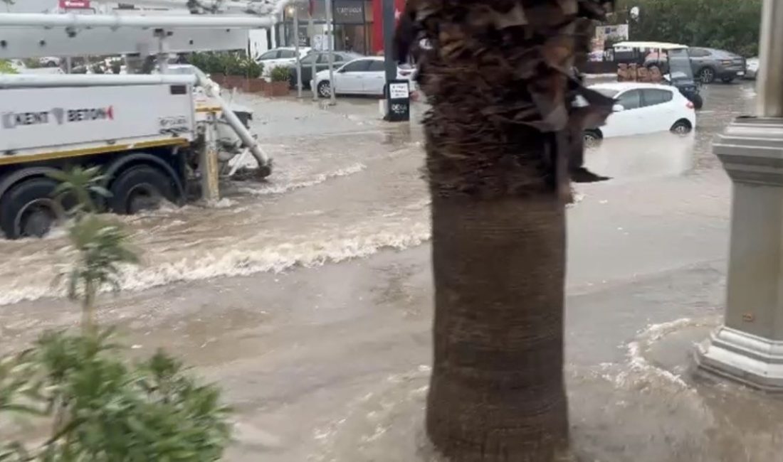 Muğla’nın Bodrum ilçesinde etkili olan kuvvetli sağanak cadde ve sokakları