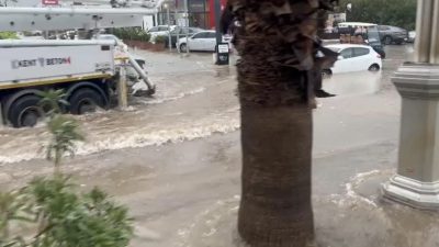 Muğla’nın Bodrum ilçesinde etkili olan kuvvetli sağanak cadde ve sokakları