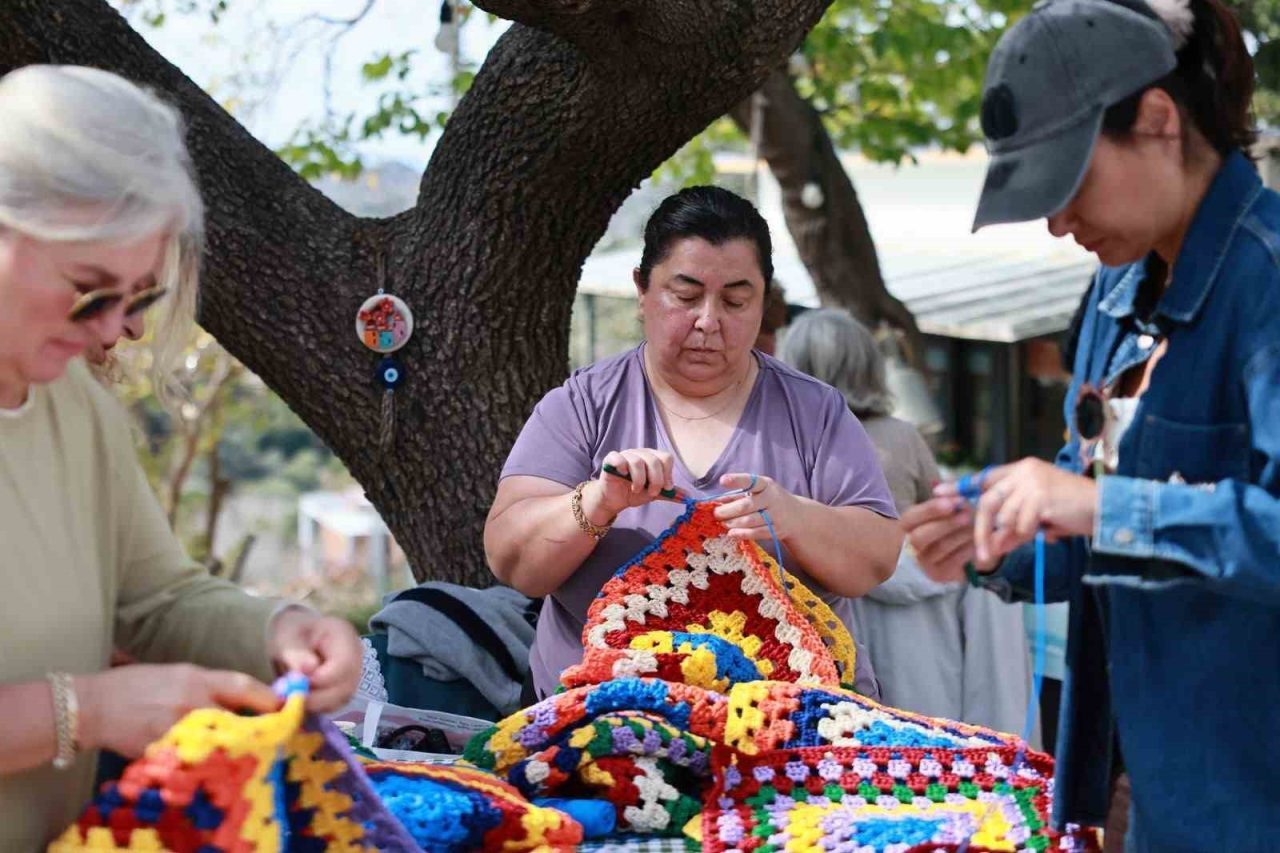 Bodrum’da kadınların bir ay boyunca ördüğü bin 400 rengarenk motif,