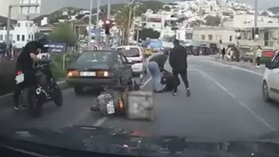 Muğla’nın Bodrum ilçesinde trafikte tartıştıkları kuryeyi yol ortasında darbeden iki