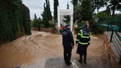 Bodrum’da etkili olan şiddetli yağışların ardından belediye ekipleri sahaya indi.