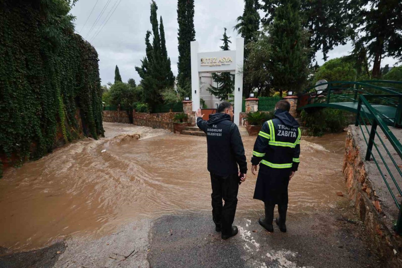 Bodrum’da etkili olan şiddetli yağışların ardından belediye ekipleri sahaya indi.