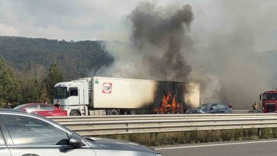 Anadolu Otoyolu’nun Bolu Dağı Tüneli çıkışında çekirdek yüklü tırın balatalarında