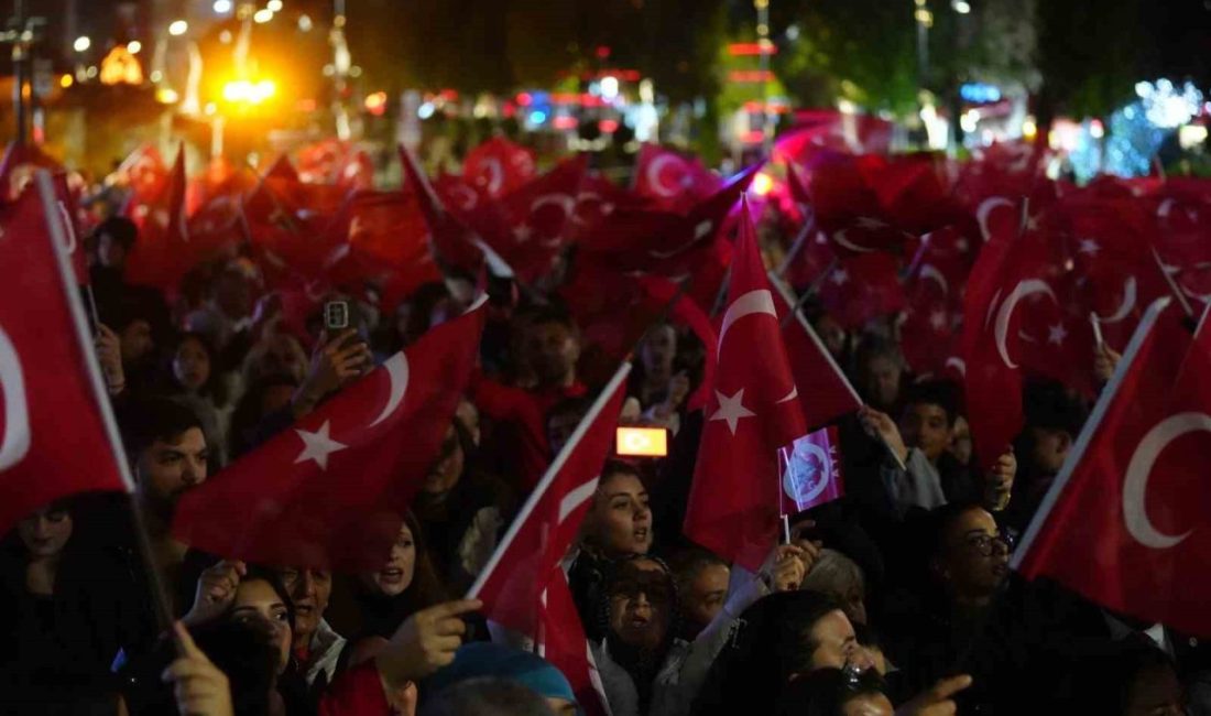 Bolu’da 29 Ekim Cumhuriyet Bayramı dolayısıyla düzenlenen fener alayı yürüyüşünde