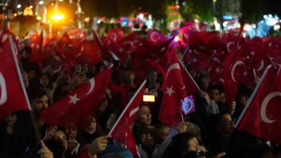 Bolu’da 29 Ekim Cumhuriyet Bayramı dolayısıyla düzenlenen fener alayı yürüyüşünde
