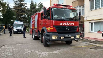 Bolu’da apartman girişindeki elektrik panosunda çıkan yangın, itfaiye ekiplerince söndürüldü.