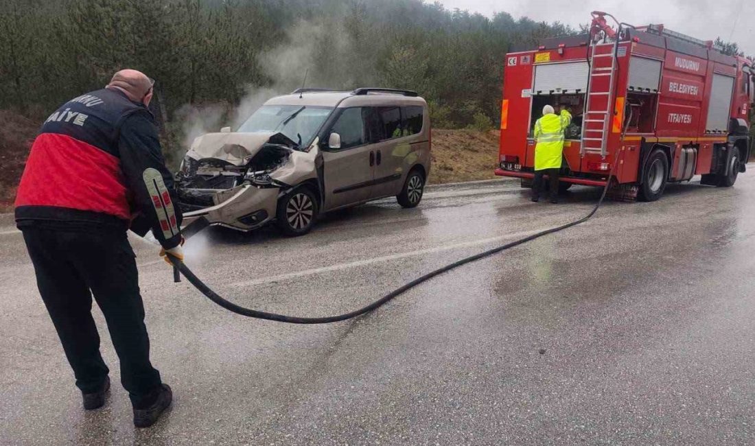 Bolu’nun Mudurnu ilçesinde hafif ticari araç ile tırın çarpıştığı kazada