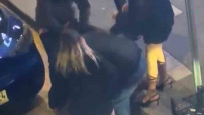 Bolu’da iki grup arasında çıkan kavga, cep telefonu kamerasıyla kaydedildi.
