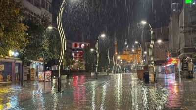 Bolu’da sabah saatlerinde başlayan sağanak yağış, gece saatlerinde etkisini artırdı.